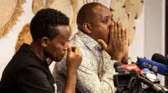 Wanaharakati Boniface Mwangi (kulia) na Agather Atuhaire (kushoto) walisema walifanyiwa ukatili wa kingono walipokuwa kizuizini nchini Tanzania mwaka jana (picha ya maktaba).