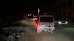  شوهدت مركبة تابعة للجنة الدولية للصليب الأحمر في مدينة غزة بعد أن سلمت كتائب القسام التابعة لحماس جثة رهينة إسرائيلي كجزء من اتفاق وقف إطلاق النار وتبادل الأسرى بين حماس وإسرائيل، في 4 نوفمبر/تشرين الثاني 2025. 