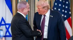 الرئيس الأمريكي دونالد ترامب (على اليمين) ورئيس الوزراء الإسرائيلي بنيامين نتنياهو يتصافحان خلال مؤتمر صحفي في البيت الأبيض في واشنطن العاصمة، الولايات المتحدة، يوم الاثنين 29 سبتمبر/أيلول 2025.