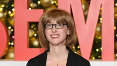 Freida McFadden comparece à exibição de The Housemaid em Nova York, no número 787 da Seventh Ave, em 02 de dezembro de 2025, na cidade de Nova York