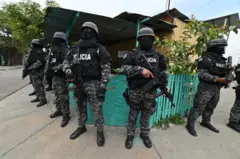 Polícia cerca casa em cidade no Equador