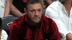 ኮነር የቅርጫት ኳስ ጨዋታ እየተመለከተ ሳለ