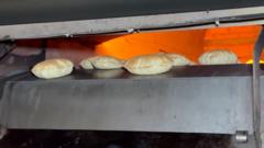 رحلة البحث عن "ربطة خبز" في غزة