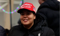 Trump'ın aynı isimli oğlunu Nook'ta karşılayan Grönland halkından bir kişi.