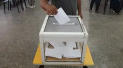 مواطن جزائري يدلي بصوته خلال الانتخابات البرلمانية في الجزائر العاصمة، بتاريخ 2 يوليو/تموز 2026