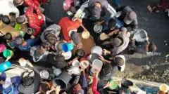 فلسطينيون يتجمعون حول نقطة توزيع الغذاء في رفح
