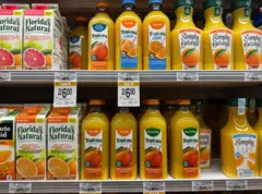 Garrafas de suco de laranja em prateleira de um mercado americano