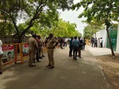 சென்னை பனையூரில் உள்ள தமிழக வெற்றி கழகத்தின் தலைமை அலுவலகத்தில் ஐந்து அடுக்கு போலீஸ் பாதுகாப்பு போடப்பட்டுள்ளது