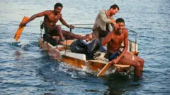 Balseiros cubanos em uma embarcação caseira, durante a crise de 1994