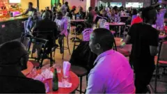 በሳምንቱ መጨረሻ ላይ በመቶዎች የሚቆጠሩ በመጠጥ ቤቶች በፌሽታ ላይ የነበሩ ሰዎች በተለያዩ የአገሪቱ ክፍሎች ተይዘዋል