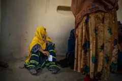 یو څو ښځې ناستې دي.
