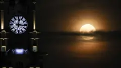 Mesec Jagode zaklanja oblak