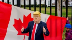 Мужчина в маске Трампа на фоне канадского флага