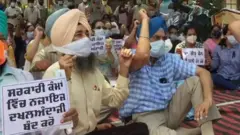 ਮੋਗਾ ਦੇ ਸਰਕਾਰੀ ਡਾਕਟਰ ਕਾਂਗਰਸ MLA ਹਰਜੋਤ ਕਮਲ ਤੇ ਸਾਥੀਆਂ ਦੇ 'ਦੁਰਵਰਤਾਰੇ' ਖ਼ਿਲਾਫ਼ ਮੁਜ਼ਾਹਰਾ ਕਰ ਰਹੇ ਹਨ