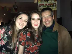 Florencia Salgueiro com a sua irmã e seu pai.