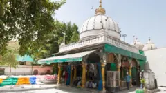 خواجہ بختیار کاکی کا مزار