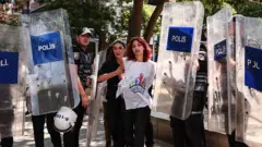 Gözaltına alınan öğrenciler