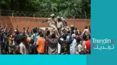 تطرح التطورات في النيجر تساؤلات حول الخيارات التي ستتخذها فرنسا لحماية مصالحها في الساحل الإفريقي، في ظل تقارير تفيد بتزايد النفوذ الروسي في المنطقة.