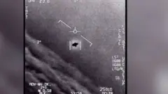 মার্কিন যুদ্ধবিমান থেকে তোলা ইউএফও'র ছবি