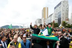 Bolsonaro, Michelle Bolsonaro, o 'veio da Havan'bet35 65cimabet35 65um carro acenam para pessoas na orlabet35 65Baleneário Camboriú