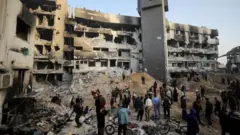 Falasdinawa na duba yadda aka lalata asibitin Al Shifa Hospital