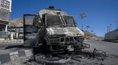 લદ્દાખ હિંસા, 24 સપ્ટેમ્બર હિંસા, સોનમ વાંગચુક, લેહમાં હિંસા, સુપ્રીમ કોર્ટમાં ગિતાંજલી વાંગચુકની અરજી પર સુનાવણી, જમ્મુ-કાશ્મીર કેન્દ્ર શાસિત પ્રદેશ, રાજ્યનો દરજ્જો, છઠ્ઠી અનુસૂચિમાં સ્થાન, બીબીસી ગુજરાતી 