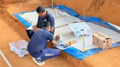 මුලතිව් කොක්කුතුඩුවායි සමූහ මිනිවළ තුළින් තවත් මිනිස් සිරුරු 5කට අදාළ අස්ථි කොටස් අද (15) ගොඩගත් බව කැළණිය විශ්ව විද්‍යාලයේ පුරාවිද්‍යව පිළිබඳ ජ්‍යෙෂ්ඨ මහාචාර්ය රාජ් සෝමදේව පැවසීය.