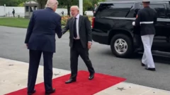 Lula cumprimenta Trump na entrada da Casa Branca em visita oficial em 7 de maio de 2026