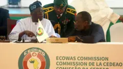 Aworan alaga ajọ ECOWAS to tun jẹ aarẹ Naijiri, Bola Tinubu, ati aarẹ igbimọ ECOWAS, Omar Touray 