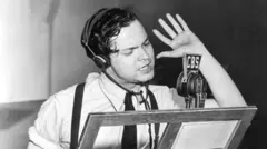 Orson Welles ao microfone 