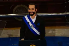 Bukele com a faixa de presidente de El Salvador