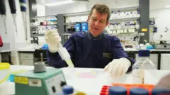 El profesor Ian Frazer, con guantes, haciendo una prueba en un laboratorio