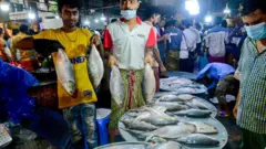 ঢাকার কারওয়ান বাজারে ইলিশ বিক্রি হচ্ছে