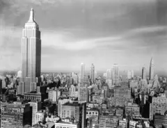 Vista aérea de Nova York nos anos 1940, com o Empire State em primeiro plano