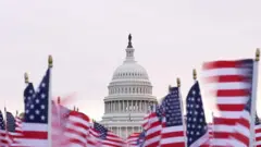 Капитолий США утром после того, как Сенат принял закон о возобновлении работы федерального правительства 11 ноября 2025 года Вашингтоне, округ Колумбия.