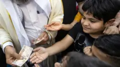 طفل يتلقى عيديّة.