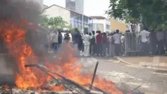 শ্রীলঙ্কায় সরকারবিরোধী বিক্ষোভ দমনে বুধবার পর্যন্ত কারফিউ জারি করা হয়েছে। প্রধানমন্ত্রী মাহিন্দা রাজাপাকশার পদত্যাগের পর দেশজুড়ে সহিংসতা ছড়িয়ে পড়েছে।