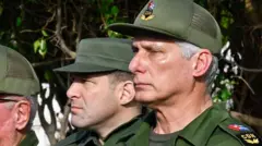 El presidente de Cuba, Miguel Díaz-Canel, con el nieto de Raúl Castro, Raúl Guillermo Rodríguez Castro.