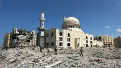 İsrail ordusunun çekildiği Han Yunus'tan geriye moloz yığınları ve enkaz kaldı.