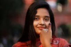 বৃদ্ধাঙ্গুলে ভোটের অমোচনীয় কালী দেখাচ্ছেন একজন তরুণী