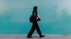 Mulher andando na rua