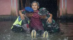 Petugas penyelamat TNI dan polisi tengah mengevakuasi warga lansia saat simulasi penyelamatan korban banjir di Kandang Panjang, Kota Pekalongan, Jawa Tengah, Senin (04/11/2025).