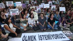 Kadın cinayetlerine karşı gösteriler düzenlendi.