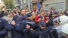 Protest u Beogradu, policija nagurava demonstrante 