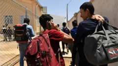 ځینې افغان کډوال د کوټې له لارې پر کندهار افغانستان ته راستنیږي