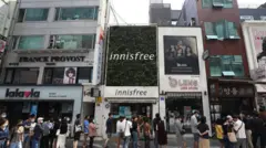 이번 개편으로 유흥시설, 노래연습장, 식당, 카페 등에 대한 운영규제도 최소화된다