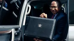 Ministan kudin Zimbabwe Mthuli Ncube a sadda ya isa majalisa don gabatar da kasafin kudin kasar jim kadan bayan fitar da sabuwar takardar kudi a ranar 14 ga watan Nuwamba 2019