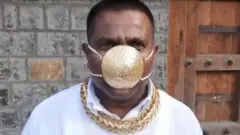 தங்கத்தில் முகக்கவசம்