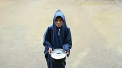 Một người dân nấu cơm sau khi nước rút bơt tại Quảng Trị