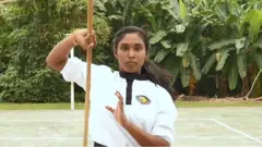 மலேசியாவில் பாரம்பரிய சிலம்பக்கலையை போற்றும் வீரர்கள்